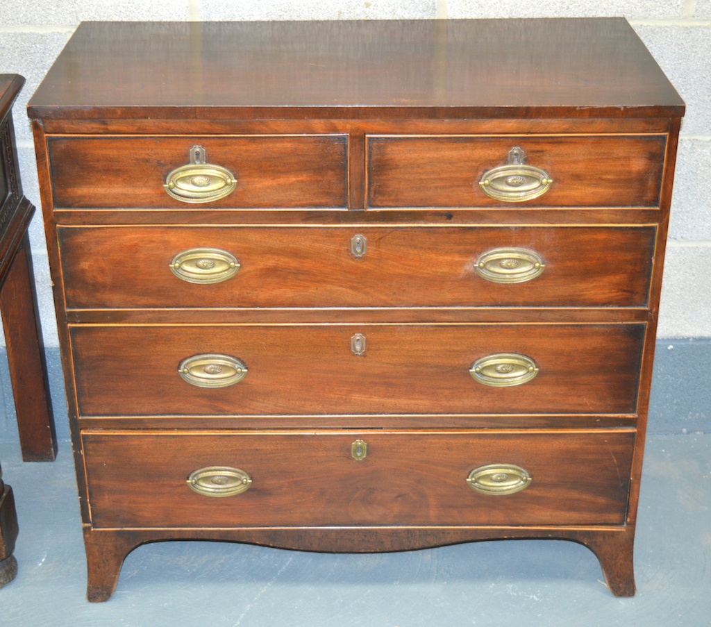 A REGENCY MAHOGANY STRAIGHT FRONT CHEST OF DRAWERS with two short & three long graduated drawers