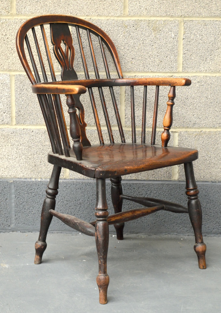 AN 18TH/19TH CENTURY WINDSOR ARMCHAIR with spindle supports and uniting cross stretcher.