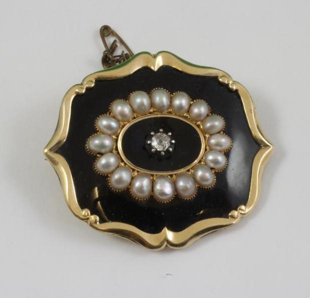 AN EARLY VICTORIAN MOURNING BROOCH, the quatrefoil panel centred by a gypsy set diamond on a black