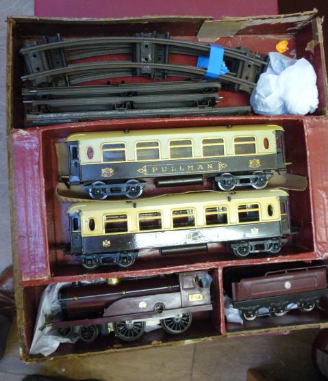 Model Railways. Hornby clockwork No 2 4-4-0 locomotive and tender, two No 2 Pullman coaches and