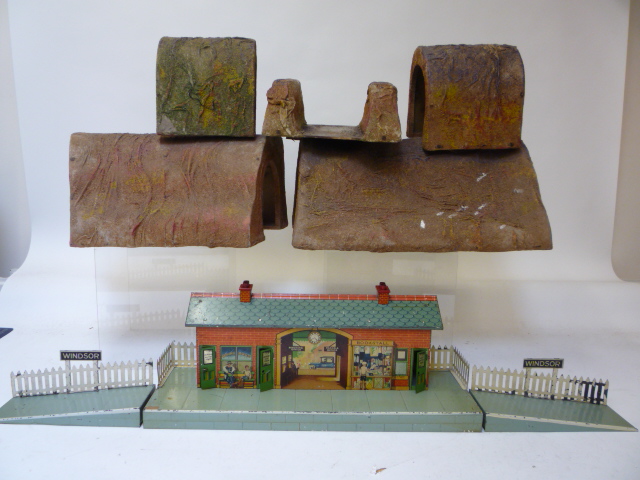 Model Railways. Hornby Windsor station with ramps box, AF, some minor paint chips, F, two large