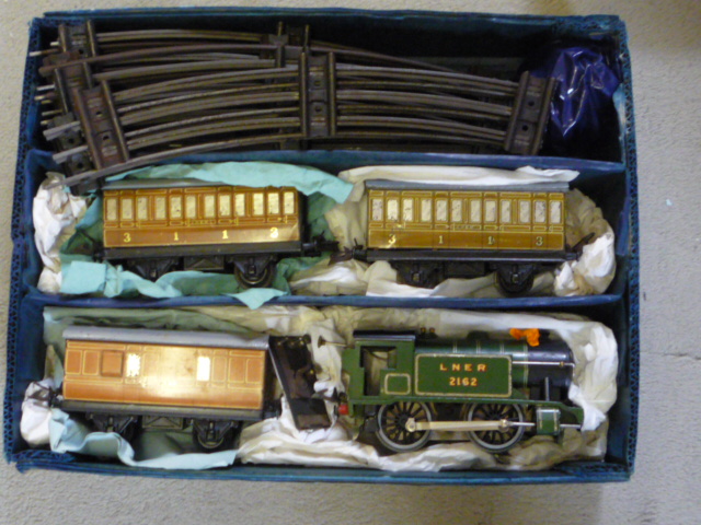 Model Railways. Hornby No 1 Special Electric L.N.E.R. tank locomotive, three four-wheel coaches