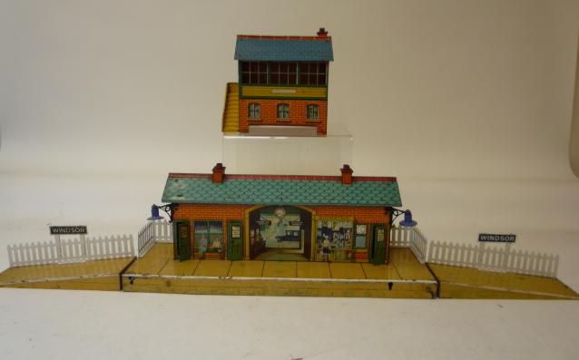 Model Railways. Hornby No.2E signal box and No.2E Windsor station, both boxes AF, some damage to