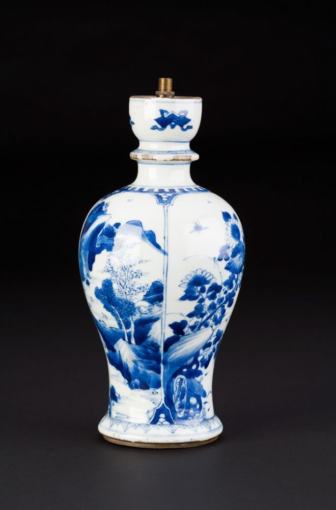 VASE MIT BLAUWEISSEM DEKOR   China, 19. Jh.  Porzellan, Blaumalerei. H. 23 cm. Blauer Doppelring