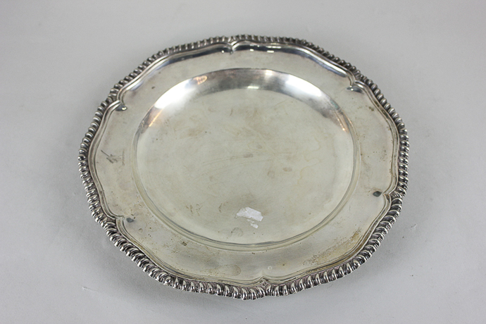 A George V silver circular plate, maker WSNS, London 1929 with raised shaped gadroon border, 30.5cm
