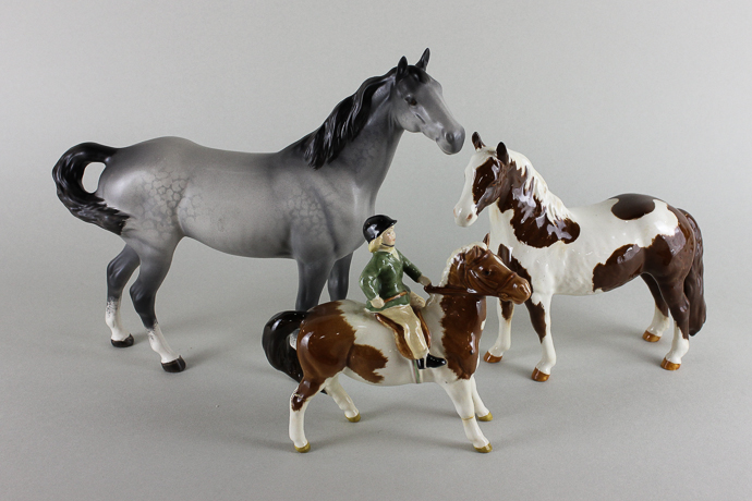 A Beswick Pinto Pony 1373 in Skewbald gloss, a Swish Tail horse 1182 in grey gloss and a Beswick