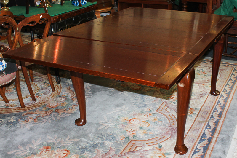 A mahogany draw-leaf dining table on cabriole legs with pad feet, 122cm extending to 213cm