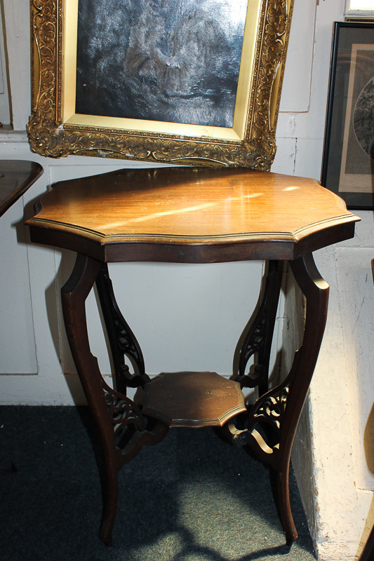 An Edwardian occasional table with shaped edge and circular top on slender legs, 60cm