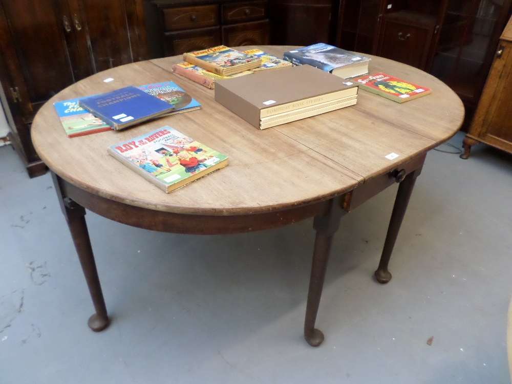 Drop leaf table with Georgian style feet