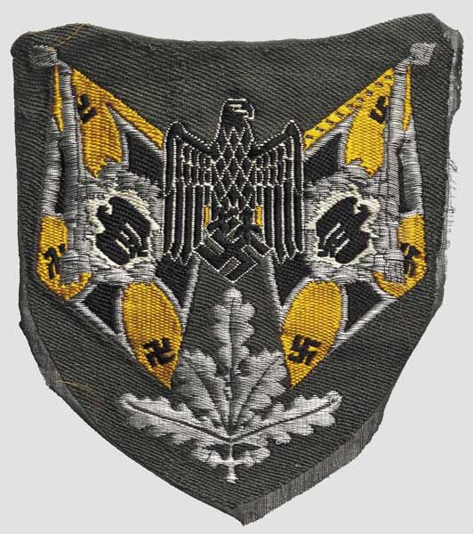 Ärmelabzeichen für Fahnenträger der Kavallerie  Farbig-silbern gewebtes Abzeichen mit Darstellung