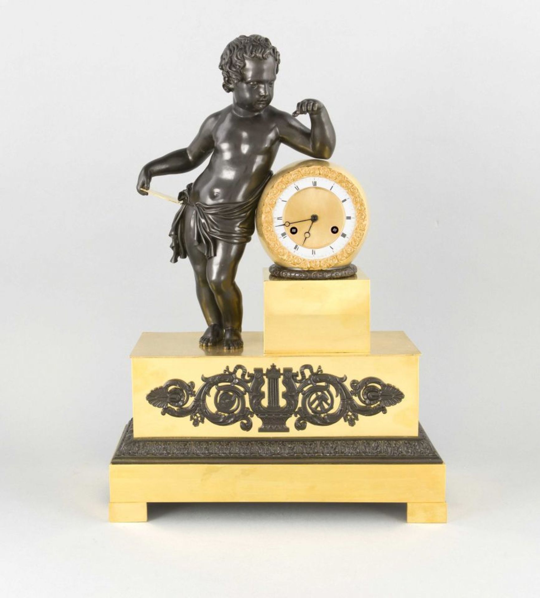 Dekorative Figurenpendule um 1800, patiniertes und poliertes Bronzegehäuse, umlaufender