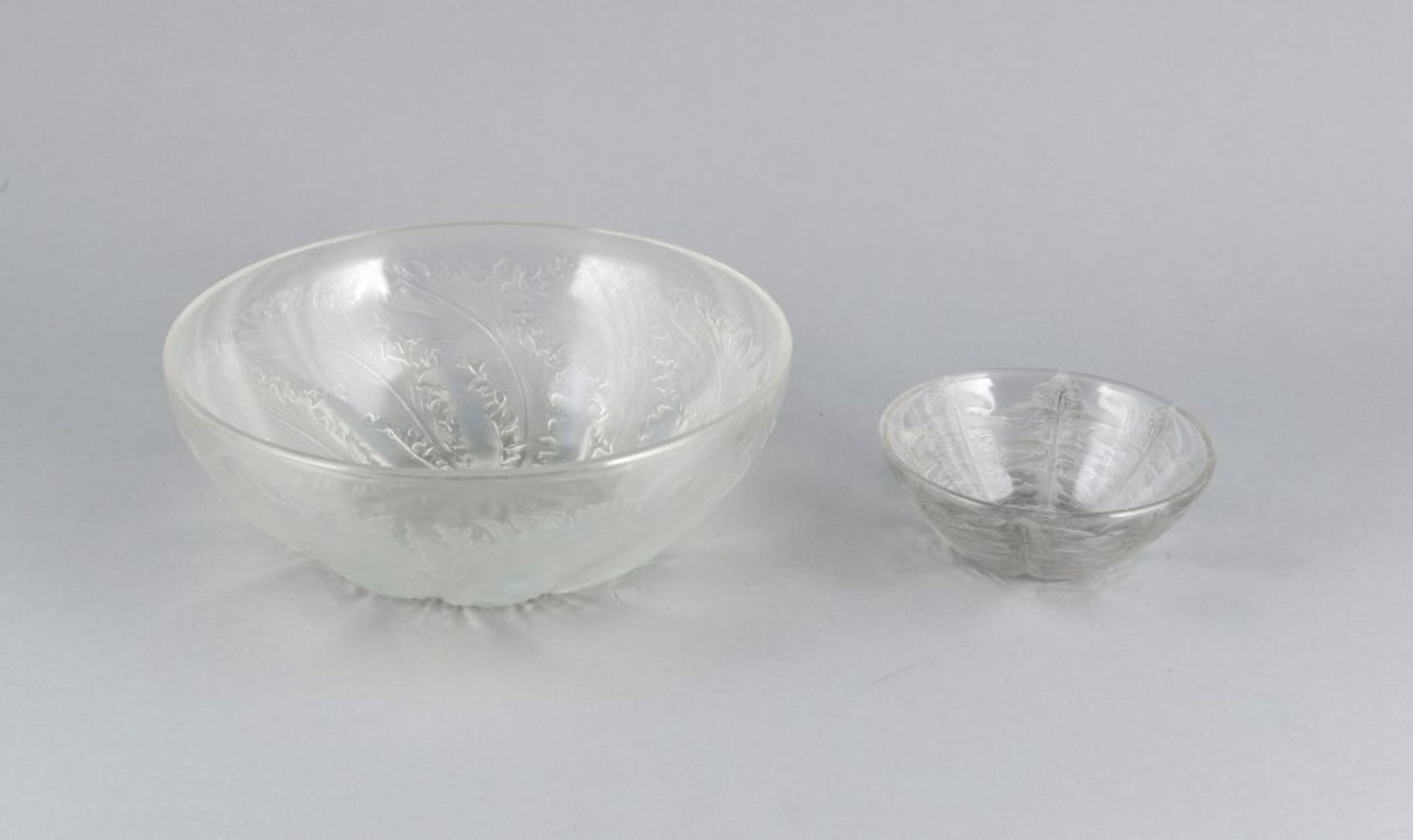 Zwei runde Schalen, Lalique, 2. H. 20. Jh., jeweils klares tlw. mattiertes Formglas, Wandung mit