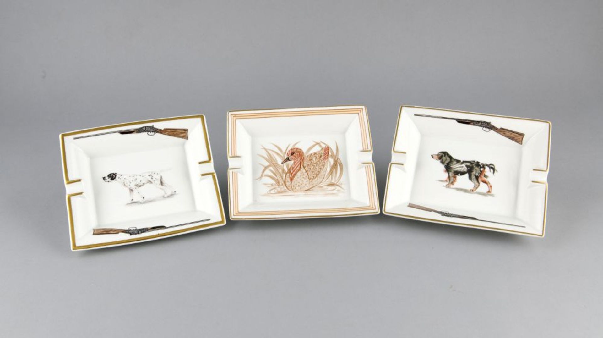 Drei Aschenbecher, Hermés, Paris, 20. Jh., polychrome Dekore, Pointer bzw. Water Spaniel mit