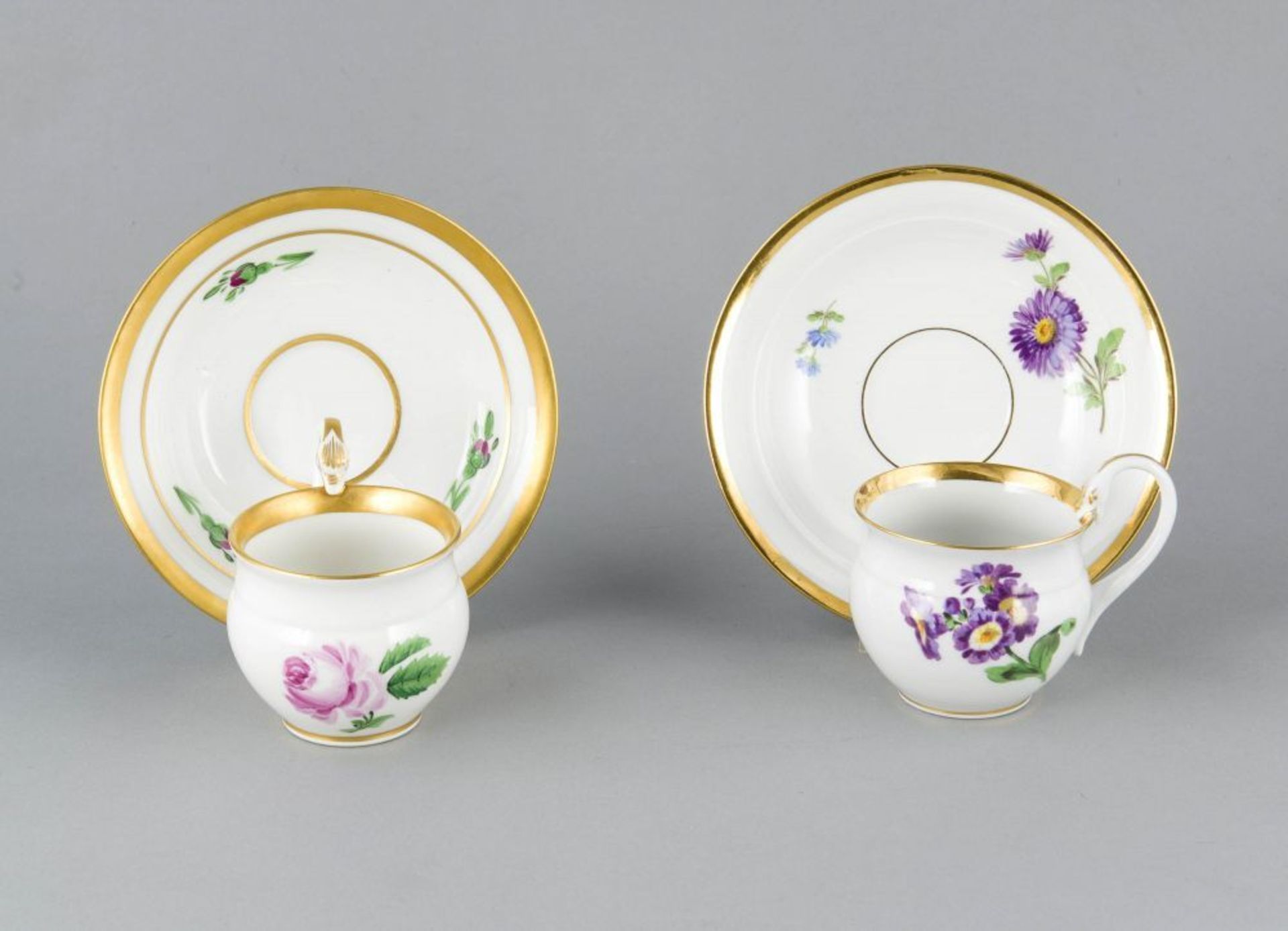 Zwei Tassen mit UT, Meissen, Schwanenhalshenkel, polychrome Malerei, Goldrand, Tasse mit Roter Rose,