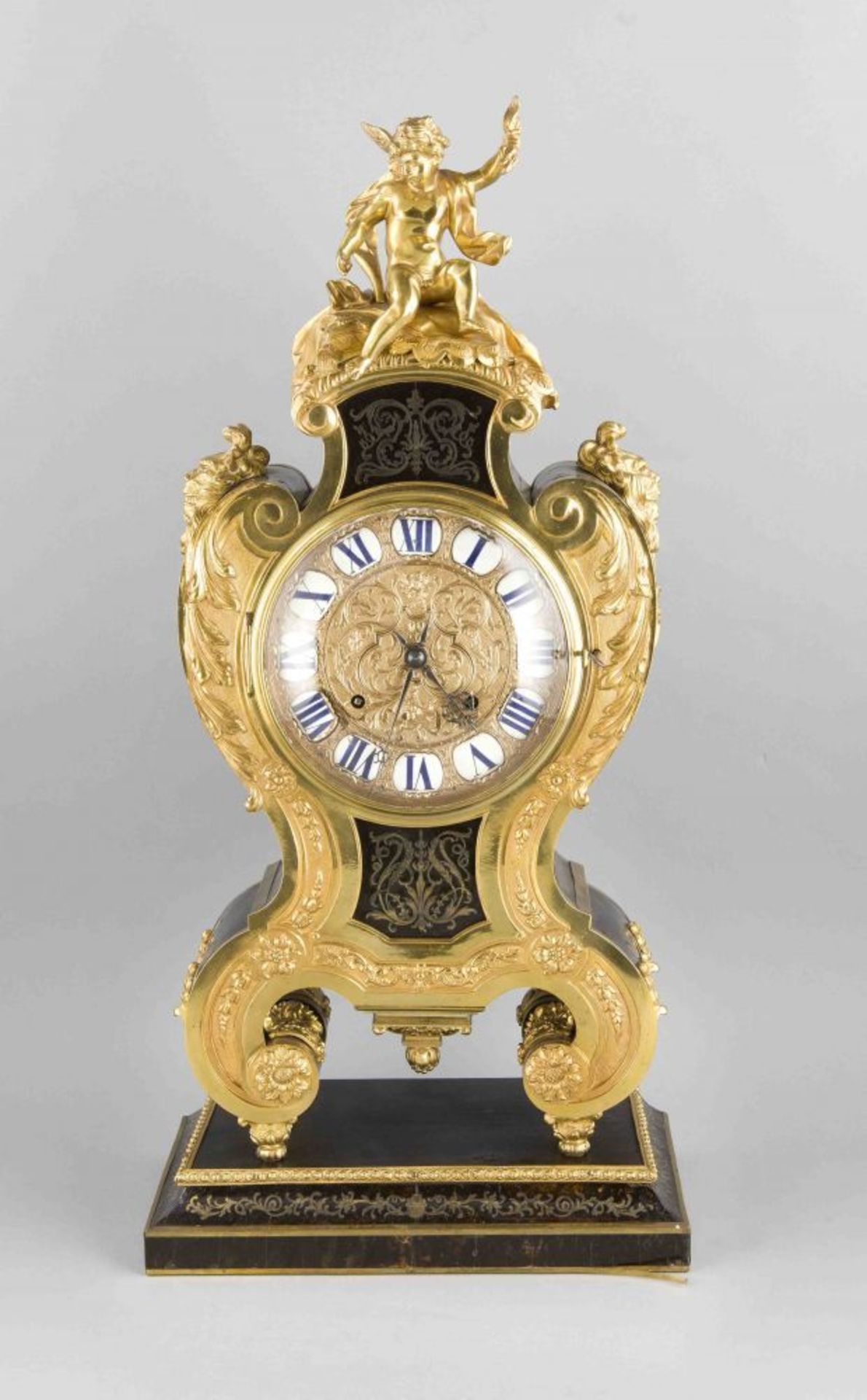 Außergewöhnliche Boulle-Uhr, 19. Jh., stark geschweiftes und vergoldetes sowie getriebenes