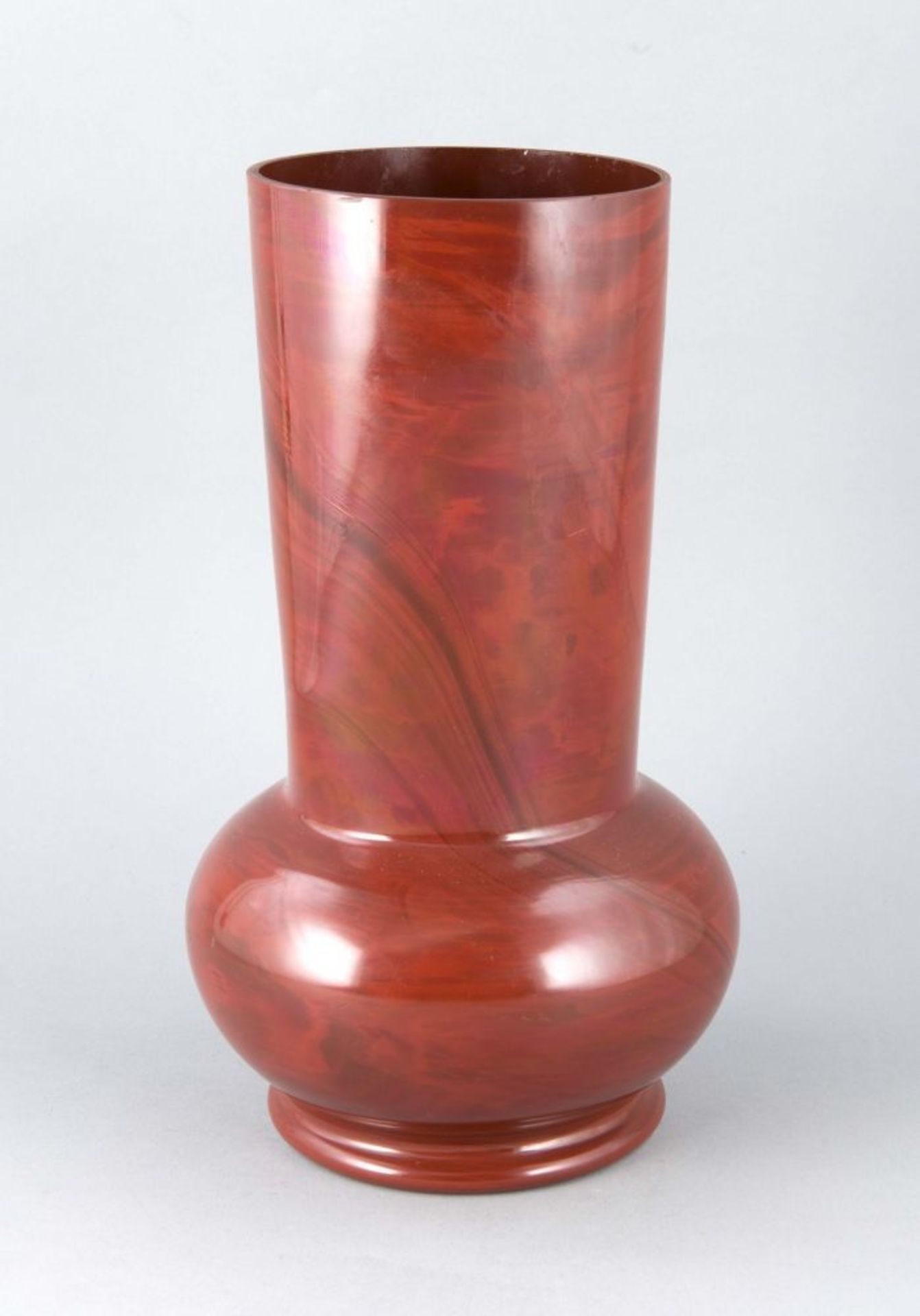 Vase, 20. Jh., runder Stand, bauchiger Korpus, langer, leicht konischer Hals, ziegelrotes,