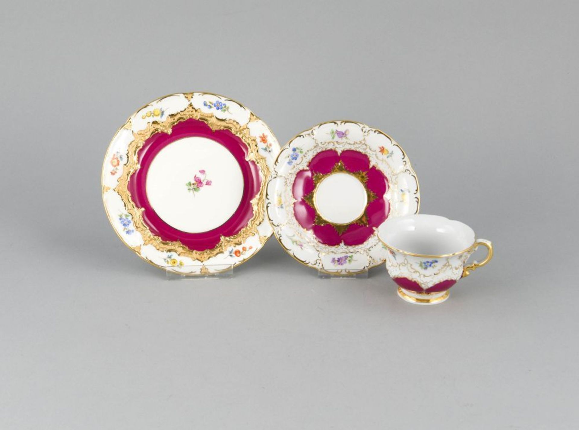 Mokka-Prunkgedeck, 3-tlg., Meissen, 1970er Jahre, 2. W., B-Form, polychrom bemalt, Streublumen und