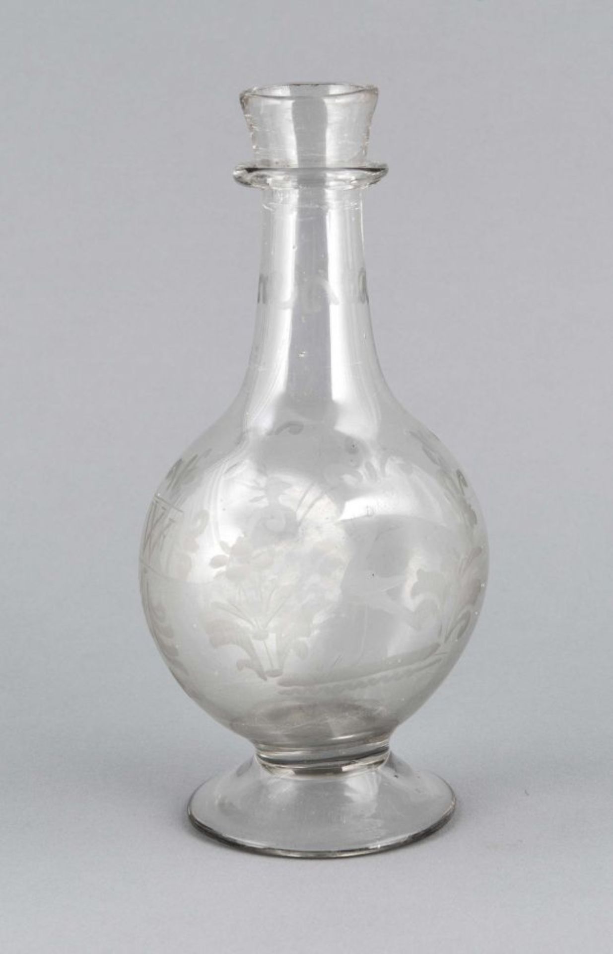 Vase, frühes 19. Jh., runder Stand, bauchiger, an 2 Seiten abgeflachter Korpus, schlanker Hals, im