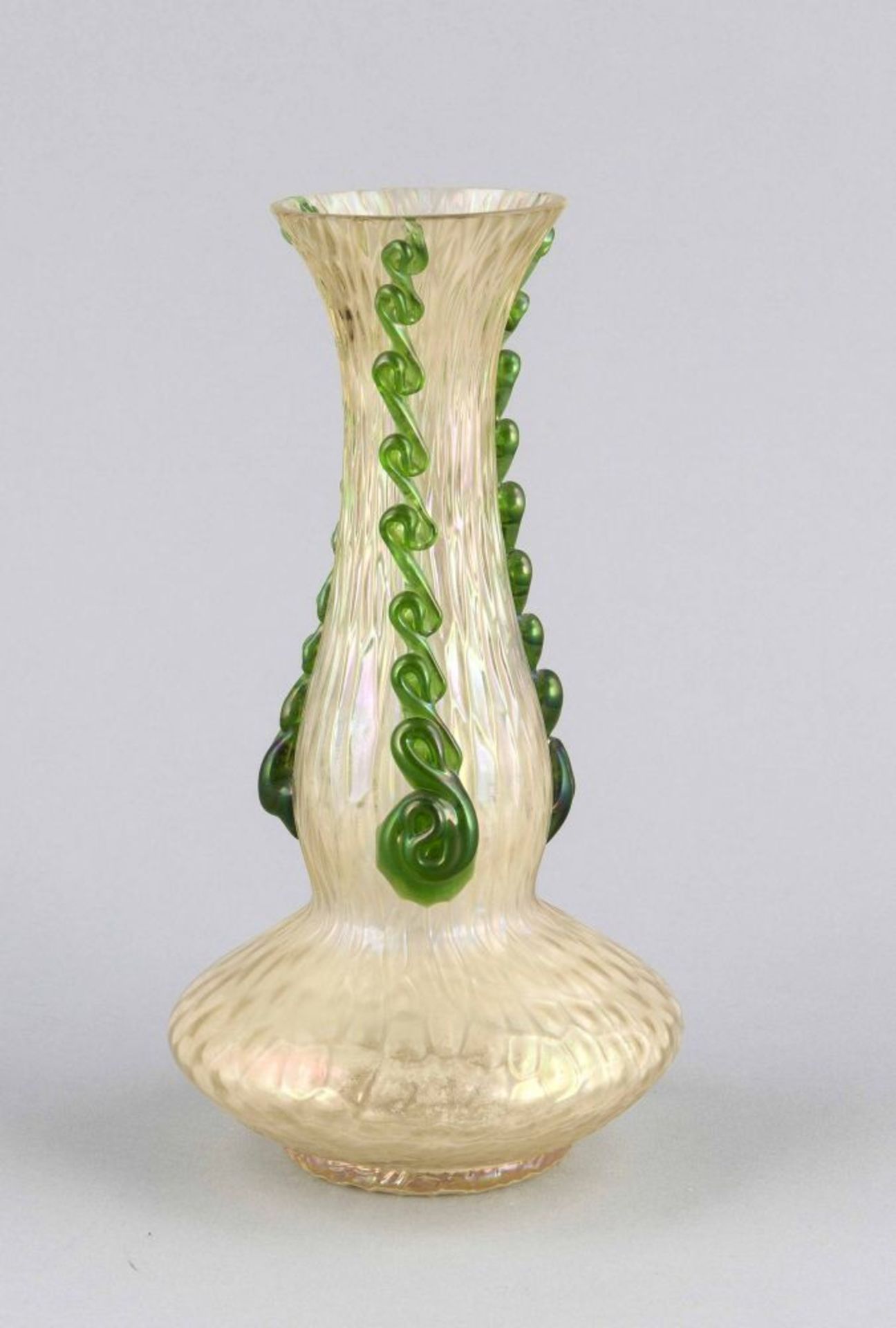 Jugendstil-Vase, um 1900, Keulenform, klares, lüstrierendes Glas, mit 3 aufgeschmolzenen, grünen