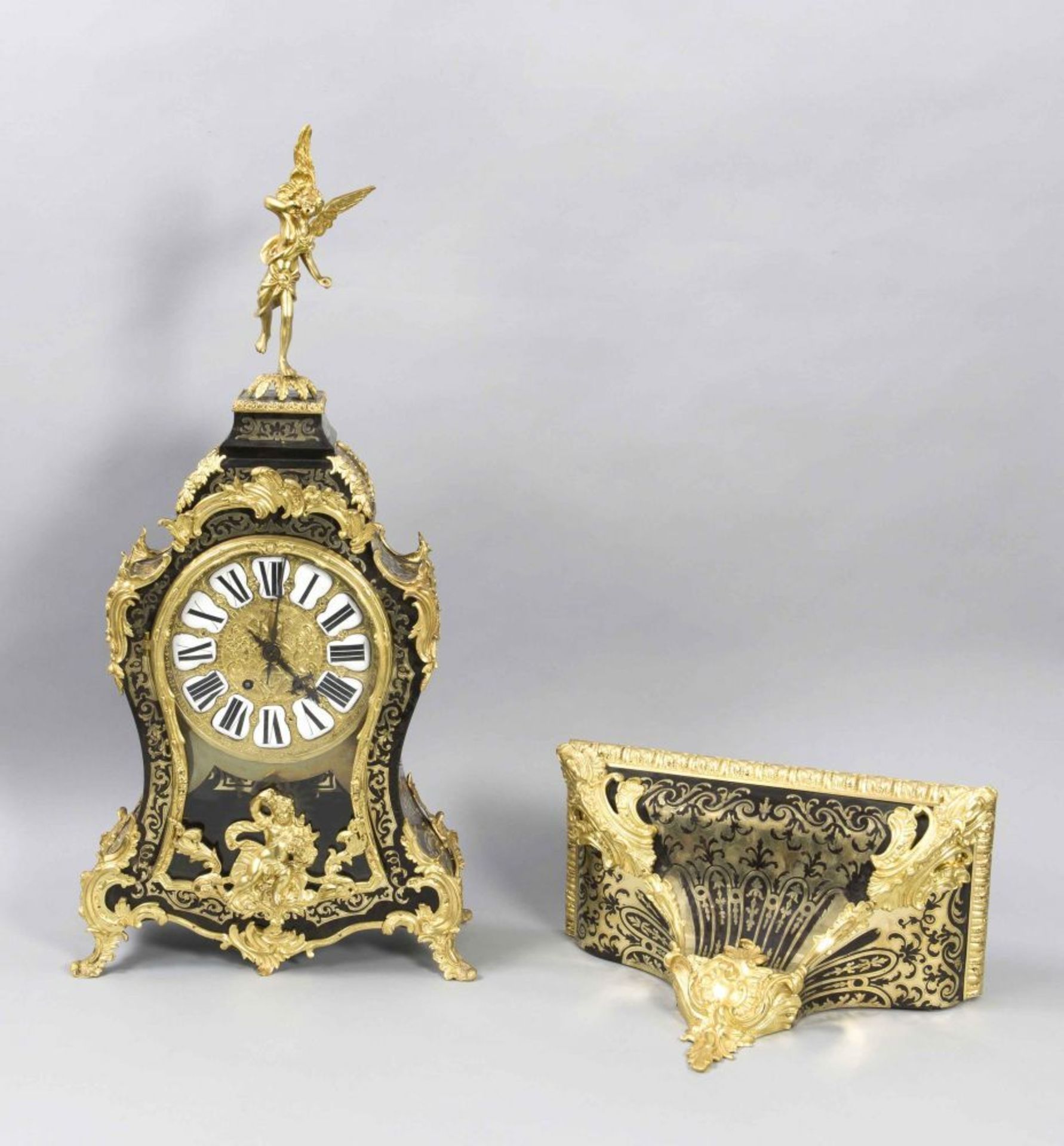 Boulle-Uhr auf Konsole, 19. Jh., geschweiftes Holzgehäuse eingelegt mit Schildpatt und Messing,