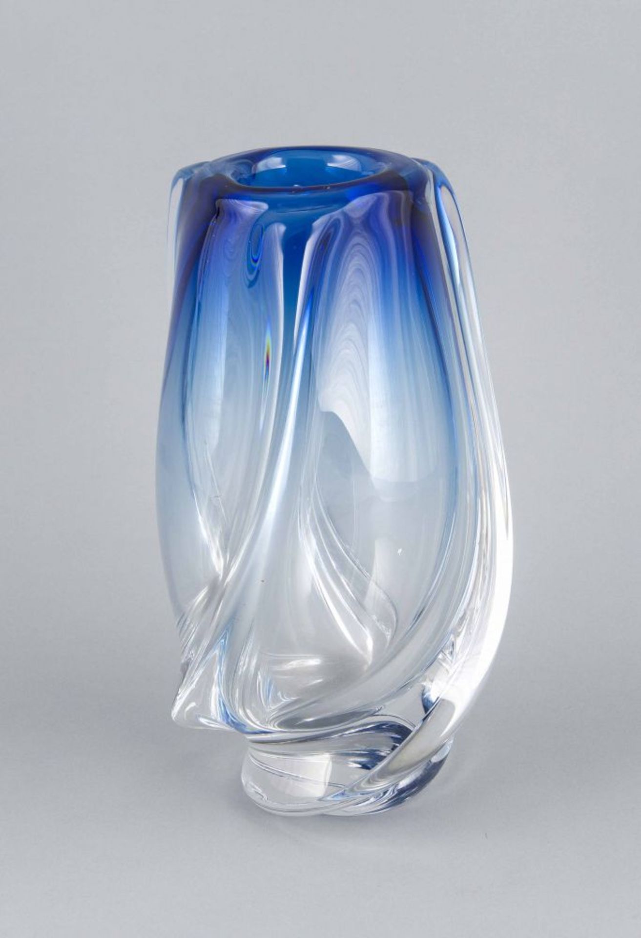 Große Vase, 20. Jh., runder Stand, spiralförmige Wandung, klares Glas im oberen Bereich mit blauem