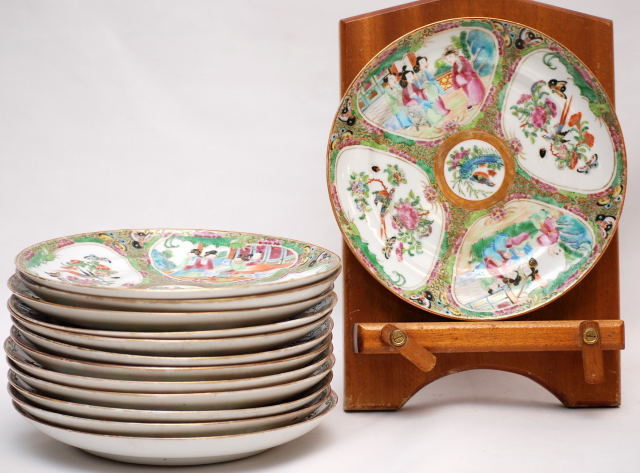 A SET OF 13 CANTONESE FAMILLE ROSE PLATES 21.5CM