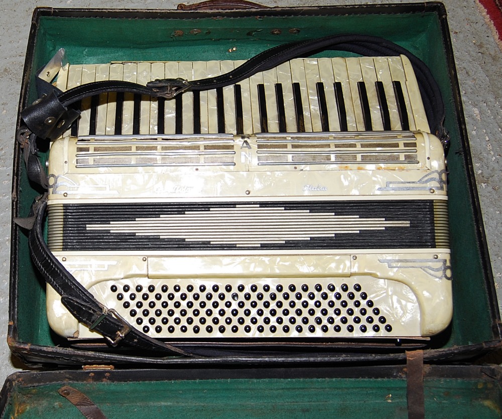 FULL SIZE PAOLO SOPRAN ACCORDION IN CASE