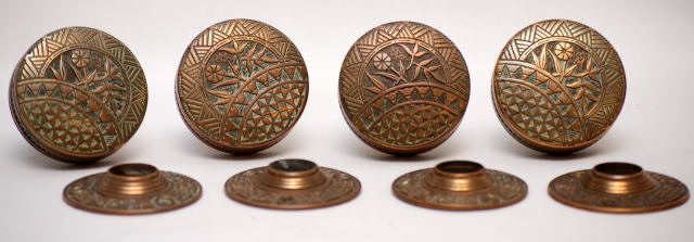 A SET OF 4 ANTIQUE BRONZE BAMBOO PATTERN DOOR KNOBS COMPLETE WITH BACK PLATE BY RUSSELL AND ERWIN