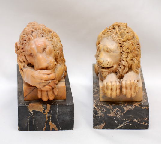 A PAIR OF C19TH MARBLE LIONS, 19.5CM LENGTH