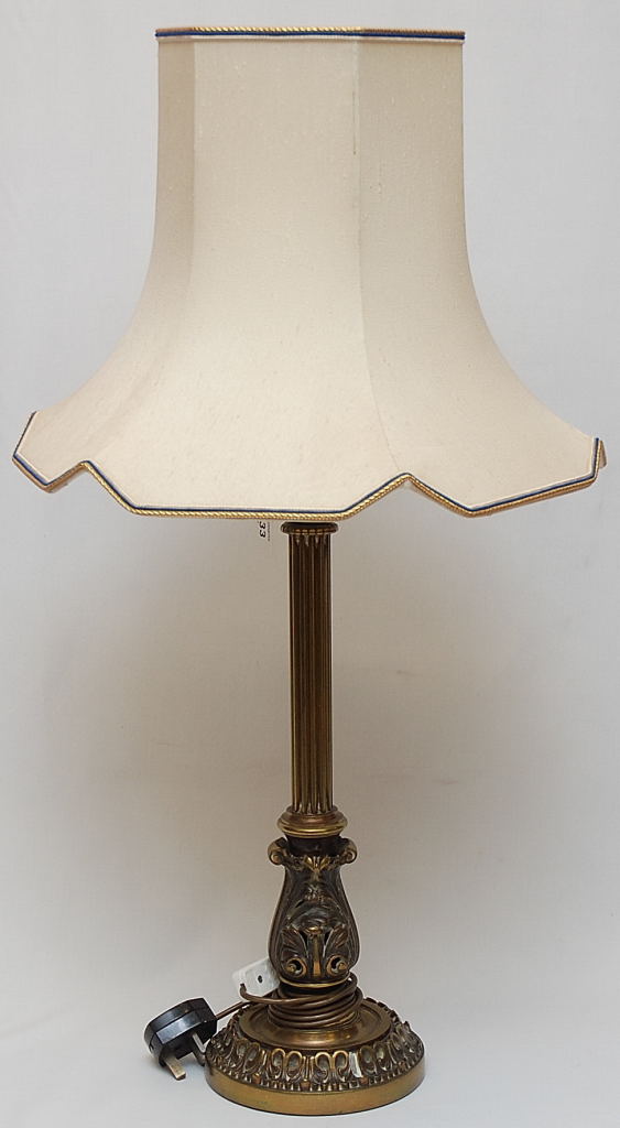 A HEAVY BRASS TABLE LAMP AND SHADE WITH CORINTHIAN COLUMN DETAIL