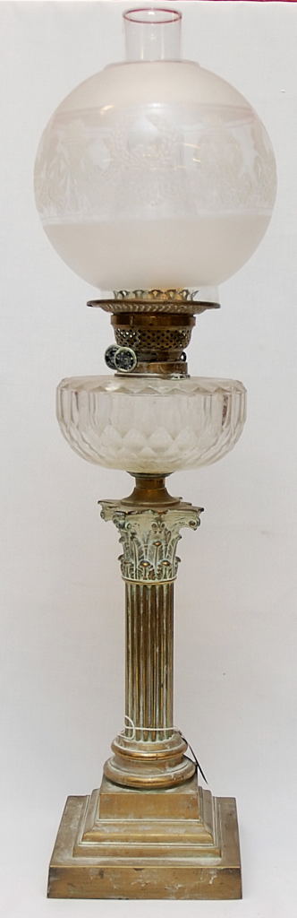 A BRASS 19TH CENTURY CORINTHIAN COLUMN OIL LAMP WITH ETCHED GLASS SHADE AND CLEAR GLASS FONT