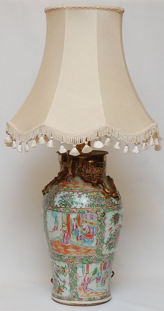 A CHINESE CANTONESE FAMILLE ROSE TABLE LAMP, 40CM (A/F) EXTENSIVE RESTORATION TO TOP