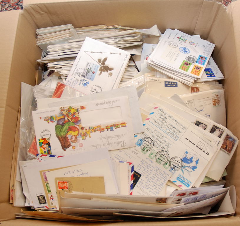 LARGE CARTON OF GB AND OVERSEAS COVERS, CARDS, STATIONERY, FDC, ETC., VARIED RANGE (1000'S)