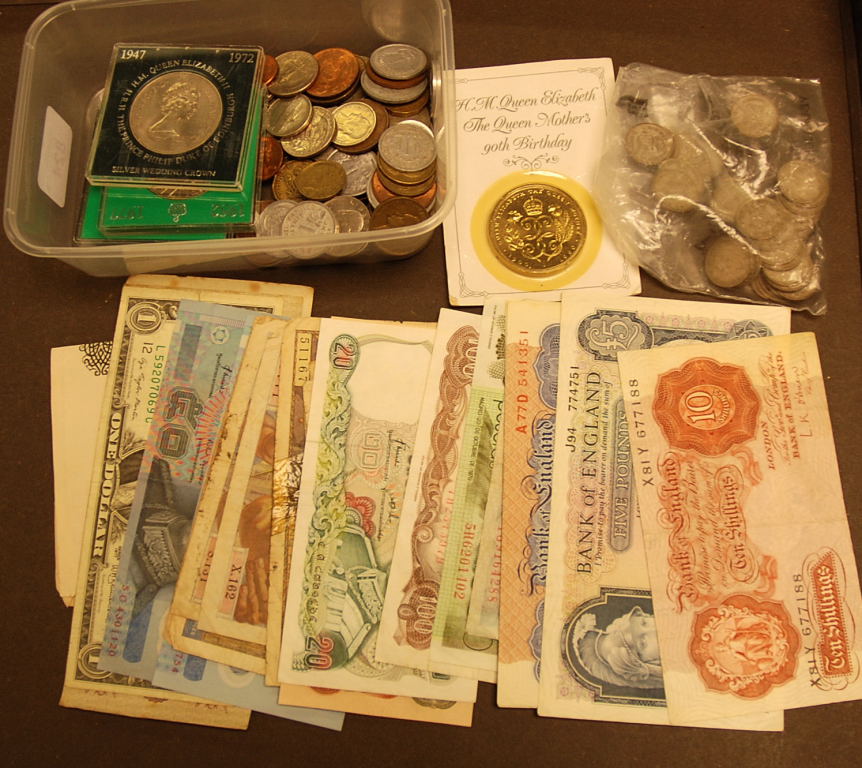 SMALL MIXED LOT OF COINS, INCLUDING GB SILVER SIXPENCES, FRANCE, FEW BANKNOTES, ETC. (SEV. DOZENS)