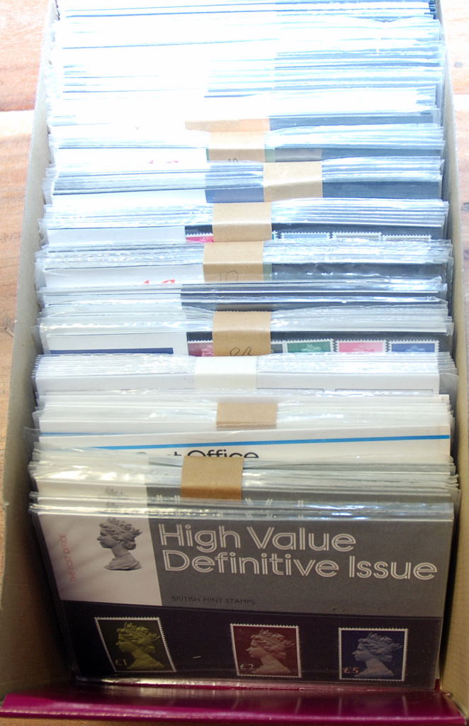 GB: BOX WITH 1975-82 DUPLICATED DEFINITIVE AND REGIONAL PRESENTATION PACKS, 1977 HIGH VALUES (12)