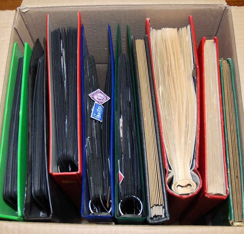 GB PERFINS: BOX WITH ALL REIGNS IN NINE ALBUMS OR STOCKBOOKS (MANY 1000'S)