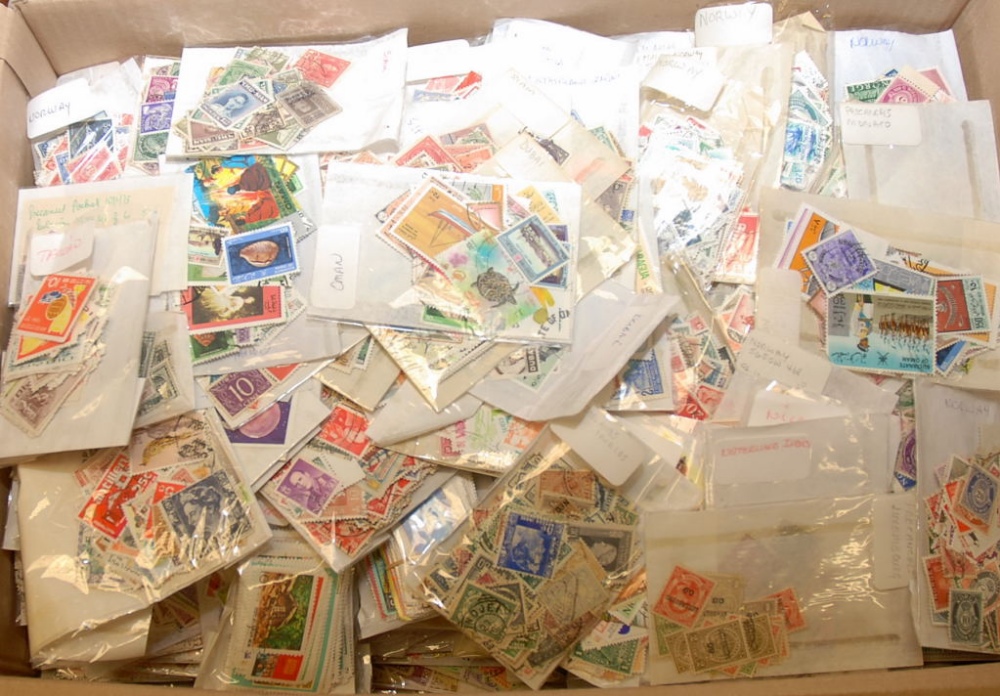 LARGE BOX WITH VAST QUANTITY FOREIGN, SORTED BY COUNTRY IN GLASSINE PACKETS (MANY 1000'S)