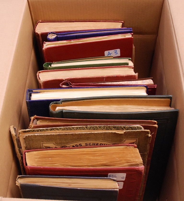 BOX WITH GENERAL COLLECTIONS IN SIXTEEN ALBUMS, LINCOLN, STRAND, TRIUMPH, ETC. (MANY 100'S)