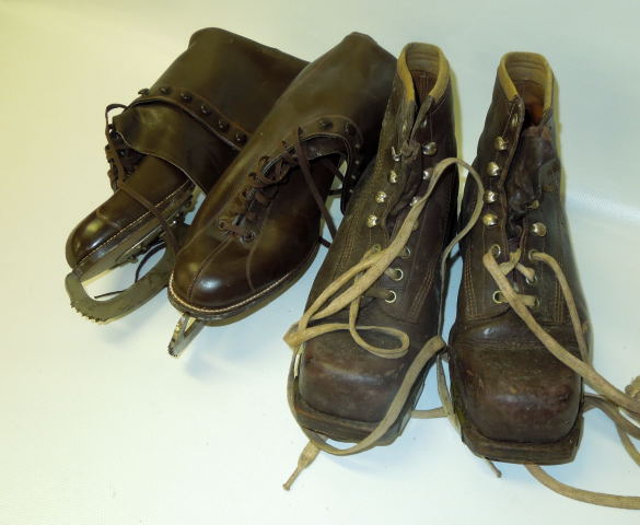 PAIR OF OLD LEATHER HIKING/CLIMBING BOOTS AND A PAIR OF VINTAGE LEATHER ICE SKATING BOOTS SIZE 5 1/2 - Image 2 of 3