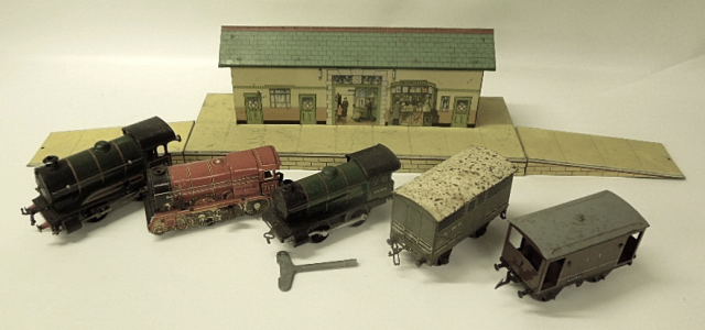 COLLECTION OF '0' GAUGE CLOCKWORK TIN PLATE HORNBY MODEL RAILWAY TO INC. 3 LOCOS, ROLLING STOCK, - Image 3 of 4