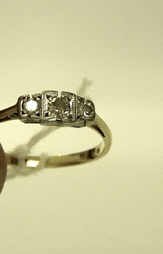 18CT GOLD AND PLATINUM THREE STONE DIAMOND RING SIZE O (APPROX) - Image 2 of 3