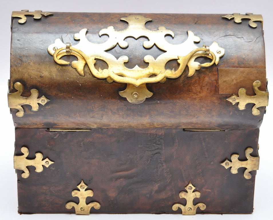 A WALNUT DOMED TOP STATIONERY BOX BURR WALNUT WITH APPLIED BRASS DECORATION, L. 23 CM APPROX - Image 3 of 4