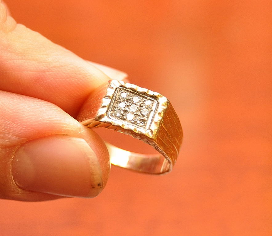 GENTS NINE STONE DIAMOND PAVE SET SIGNET RING WITH WIDE CARVED SHOULDERS AND SHANK STAMPED 18CT. NOT