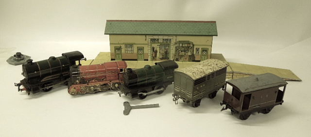 COLLECTION OF '0' GAUGE CLOCKWORK TIN PLATE HORNBY MODEL RAILWAY TO INC. 3 LOCOS, ROLLING STOCK, - Image 2 of 4