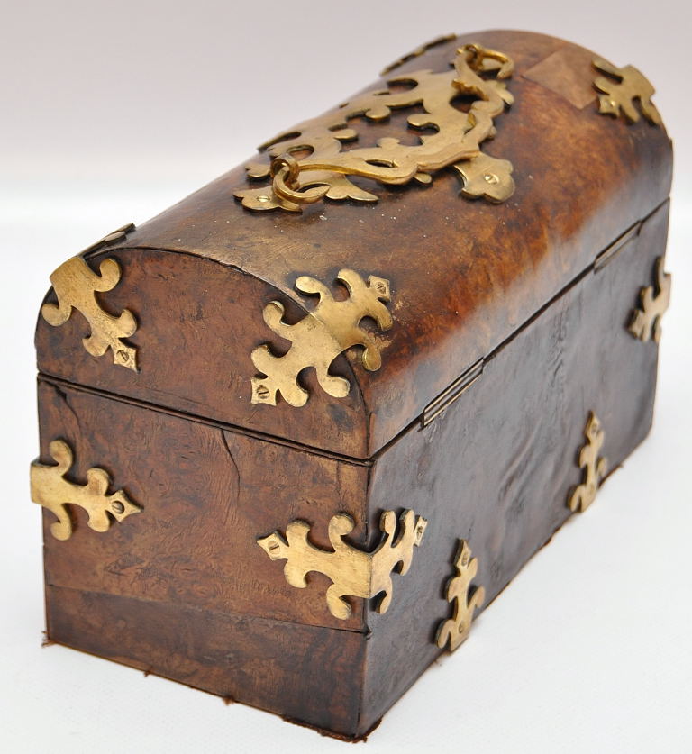 A WALNUT DOMED TOP STATIONERY BOX BURR WALNUT WITH APPLIED BRASS DECORATION, L. 23 CM APPROX - Image 4 of 4