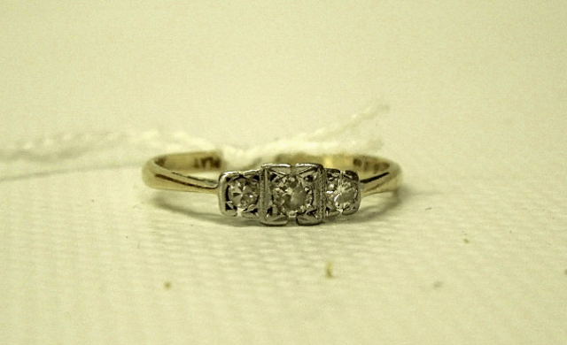 18CT GOLD AND PLATINUM THREE STONE DIAMOND RING SIZE O (APPROX) - Image 3 of 3