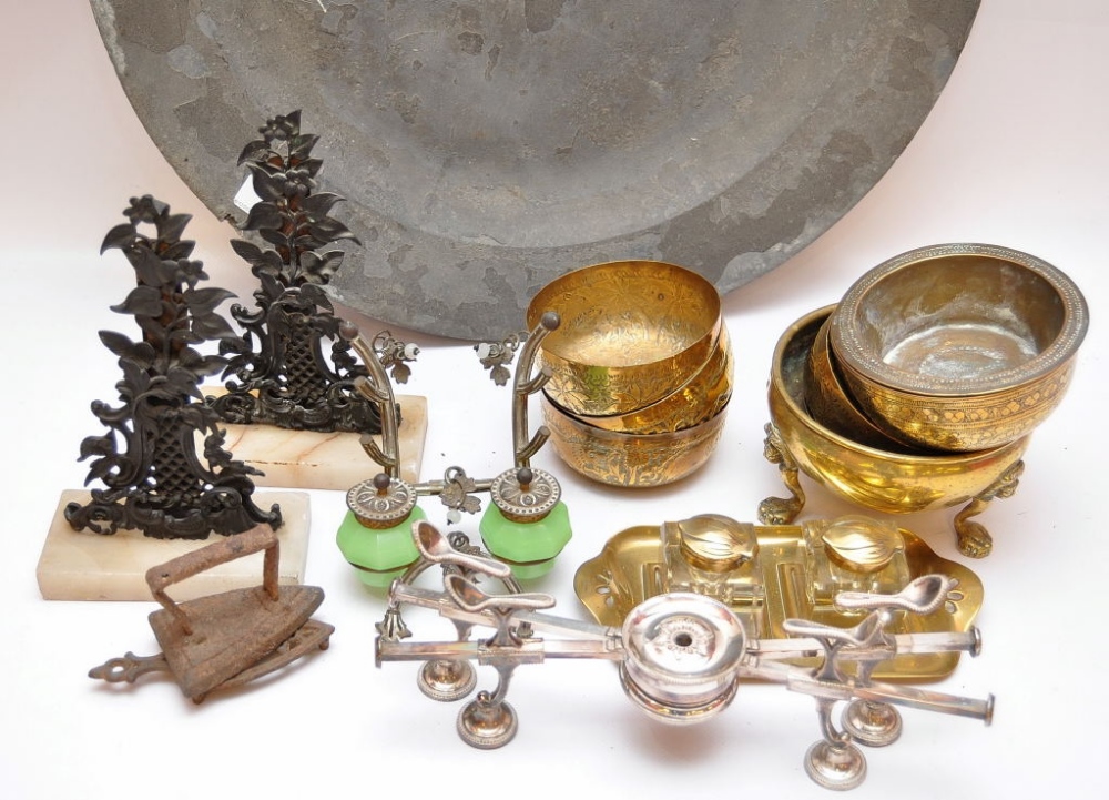 A TRAY OF BRASS, PLATED AND METALWARE TO INC. DESK ITEMS, PLATED ADJUSTABLE PLATE WARMER, AFRICAN - Image 2 of 2