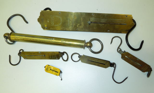 SIX VARIOUS SALTER SPRING BALANCE SCALES TO INCL. 5 BRASS AND MINIATURE LETTER SCALE - Image 3 of 4