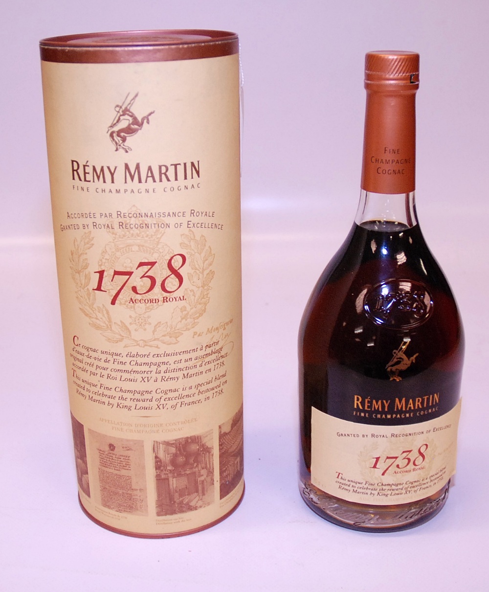 A BOTTLE OF REMY MARTIN 1738 ACCORD ROYAL FINE CHAMPAGNE COGNAC, FRANCE 70CL. GIFT BOXED