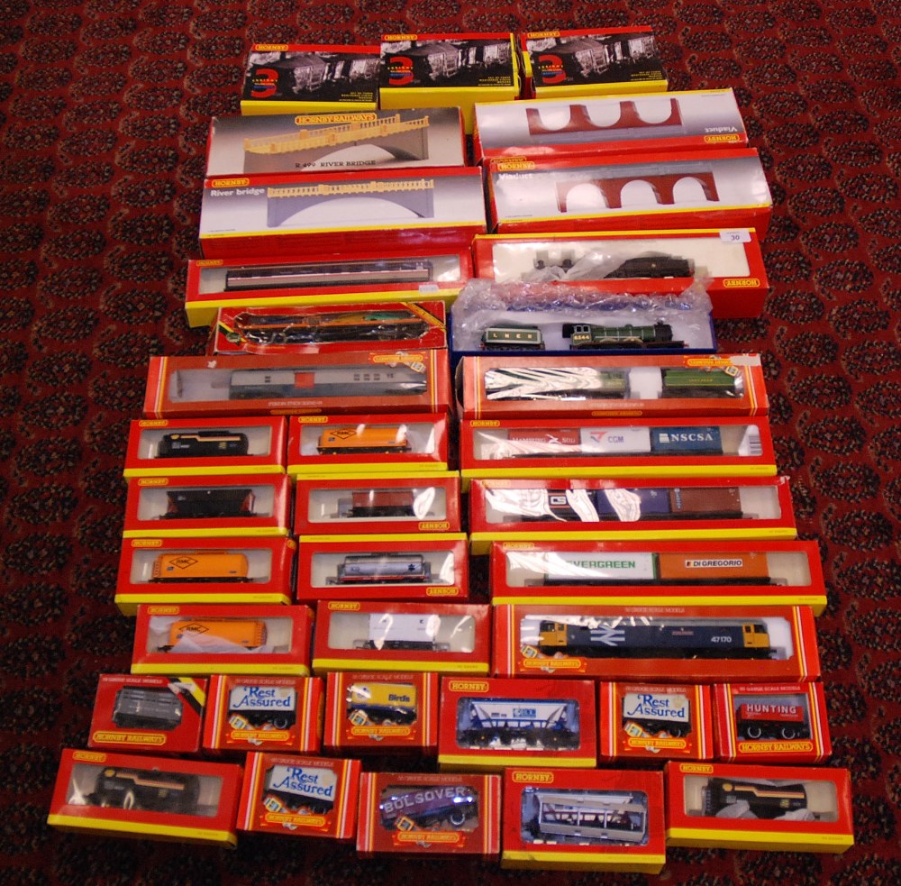 HORNBY "00" GAUGE BOXED MODEL RAILWAY TO INCLUDE LOCOS, ROLLING STOCK AND BRIDGES ETC (36)